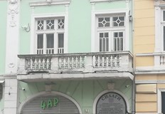 Плочата на този балкон е увиснала и съответно отделена от