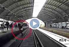 Мъжът е бил спасен от местните службиДраматично видео от камери