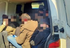 Водач на микробус и 14 мигранти са задържани в района