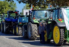 Зърнопроизводители организираха протестна фермерска обиколка с трактори по булевард в