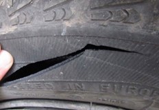 Спукани са четири гуми на лек автомобил и три от