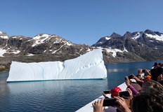 Гренландската ледена покривка е масивен замръзнал резервоар който прилича на