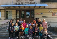 Децата получиха безброй поздравления и усмивки от русенциВторокласници от училище Тома