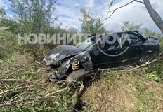 Неправоспособният шофьор е в болница със сериозни наранявания а четиримата