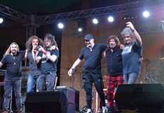 Стотици фенове на рок музиката от цялата страна се събраха