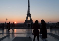 Айфеловата кула ще изгаси мигащите си светлини един час по рано