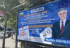 На почти всеки ъгъл в Люлебургас са поставени огромни билбордове