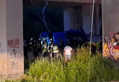 Два часа полиция и пожарна вадиха шофьора от кабинатаАвтовоз падна