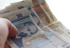 Може да се наложи родители с ниски заплати да връщат