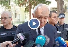 Мигрантите преодоляват оградата по границата ни със стълбиМинистрите на вътрешните