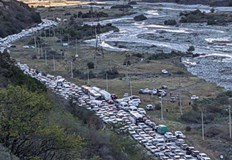 Бягащите руснаци продават колите си заедно с място на опашкатаСтотици