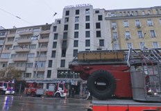 Една жена загина а 10 човека пострадаха при пожар обхванал