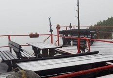 Първият сняг за сезона падна на БоровецСнежната покривка покри хижа