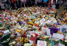 В знак на почит към кралицата може да се оставят