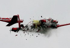 Пилотите са се занимавали с въздушна акробатикаДвама души загинаха при