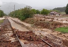 Участъкът на железния път е наводненОт 08 00 ч днес е