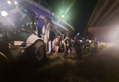 Автовозът е скъсал мантинелата и е паднал от пътяАвтовоз е