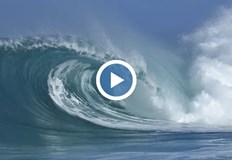 Дрон засне драматични кадри на огромни вълни и силни ветрове