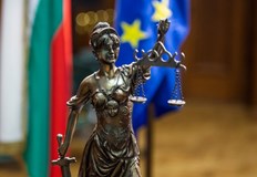 Хванат е да кара под въздействието на наркотици и с