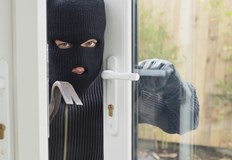 В дома е проникнато чрез взломяване на прозорецСлужители на Първо