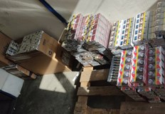 Митническите служители задържаха 76 800 къса цигариМитническо куче надуши цигари