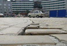 Малкото останали жълти павета се режат за да могат строителите