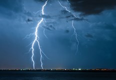 Мъжът е спасен от хора от съседен плавателен съд и