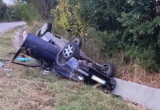 Тежка катастрофа между лек и товарен автомобил затвори временно пътя