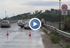 Лек автомобил Фолксваген с двама младежи в него самокатастрофира в