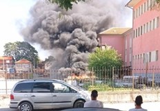 Горящи строителни и облицовъчни материали в двора на СУ Найден