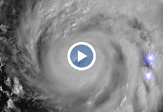 Вижте светкавиците в окото на стихиятаСателитни изображения показват урагана Иън при