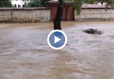 Част от Копривщица е под вода улиците са наводнени след