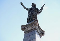 Tържествената церемония пред Паметника на свободата Независимостта преди всичко е ежедневната