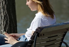 Младата жена заговорила мъжа и седнали на пейка зад блок