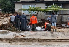 Сред евакуираните са майка и бебеПродължава работата на аварийни екипи