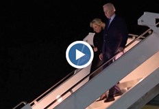 Президентът на САЩ е придружен от неговата съпруга Джил БайдънПрезидентът