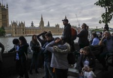 Около полунощ българско време опашката бе дълга близо 8 километраКилометричната