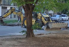 Разкопаха прясно асфалтирана улица в РусеЗа това научаваме от пост