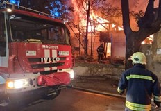 Бивш тютюнев склад на ул Средна гора пламна тази вечер