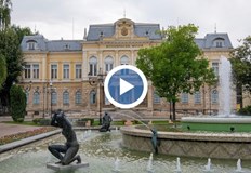 Намира се в центъра на града на едноименния площадДворецът Батенберг