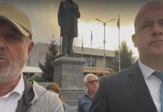 Градът е на прага на хуманитарна кризаГражданско неподчинение и бунт