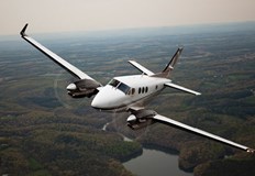 Властите смятат че самолетът е бил откраднат Пилот на малък двумоторен