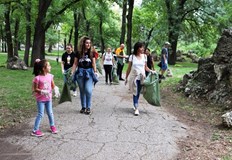 Някои от тях дойдоха и с децата сиДесетки служители от