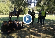 12 мъже без документи които казват че са от Сирия