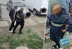 Познавате ли този мъж от снимката Полицията издирва двама души за