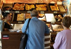 Цената на баницата в една от столичните пекарни за закуски