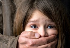 Разследват мъж заключил жена си в продължение на месецДържавната агенция