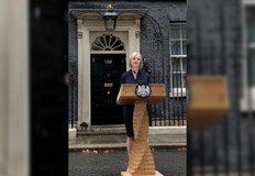 Демонстранти скандираха протестни лозунги и пускаха силна музика в това