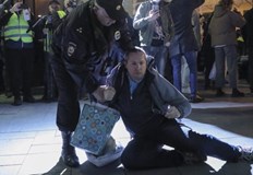 Има задържани хора в поне 15 градаПовече от 100 души