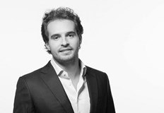 Обвинението е в незаконни операции подвеждане и измама на инвеститориОсем